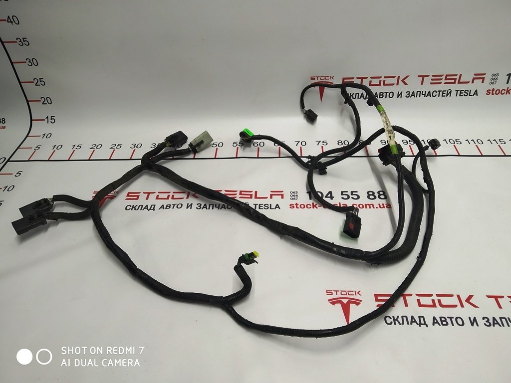2 1004430-01-M Okablowanie tylnej ramy pomocniczej RWD dla Tesli. Ważny element popularnego amerykańskiego samochodu, zapewniający działanie elektronicznych elementów transportu. Przystosowany do montażu w samochodzie elektrycznym Tesla Model S. Okablowan